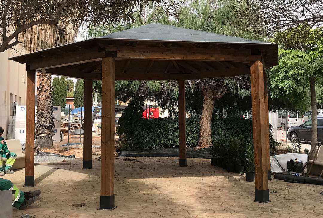 Pérgola hexagonal para un jardín