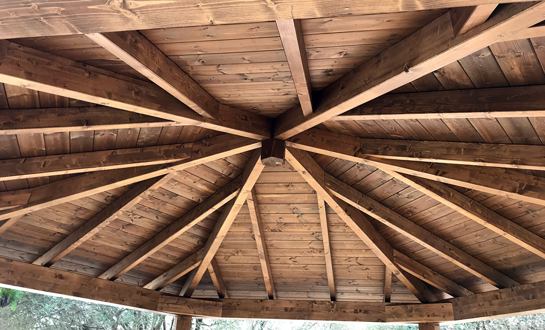 Detalle de una pérgola hexagonal para un jardín